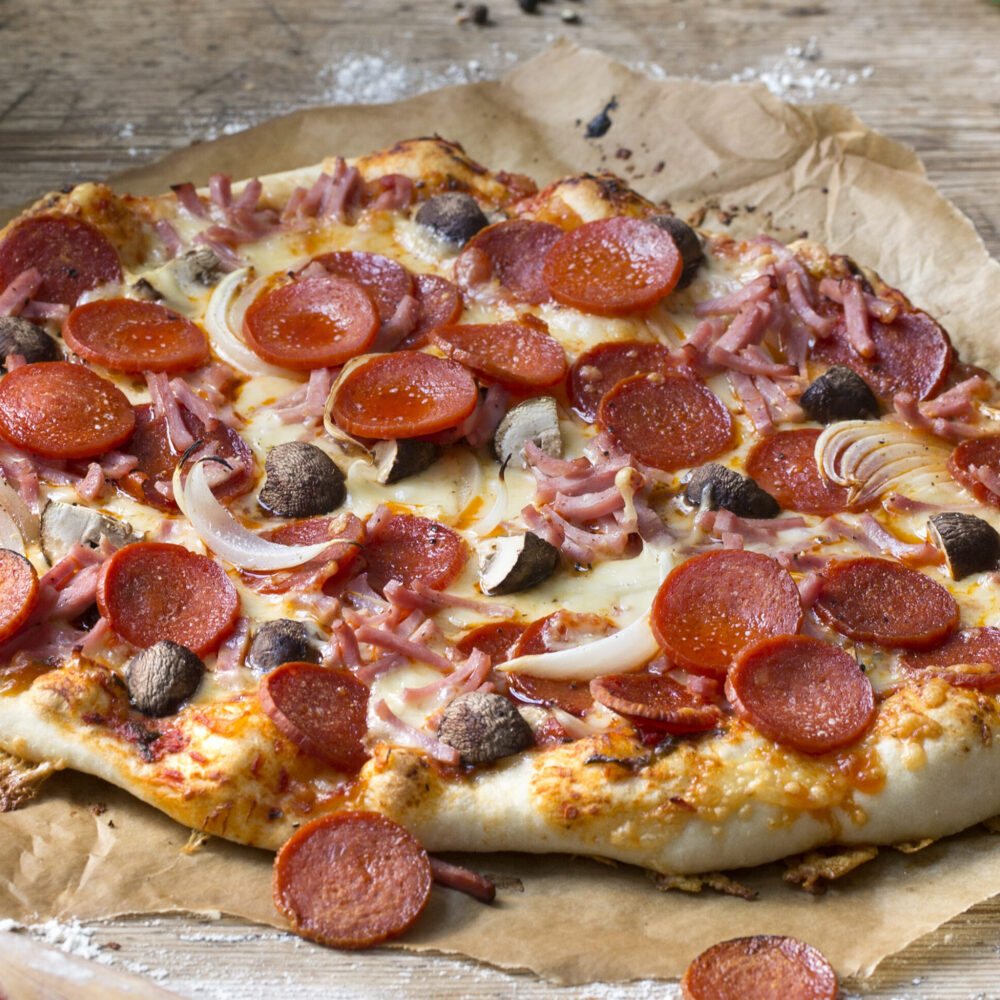 udstødning Bane Isolere Pizza med pepperoni og skinke | Gilde