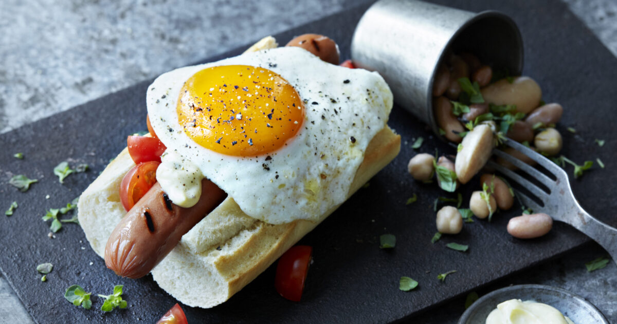 Grillpølse med fransk tilbehør