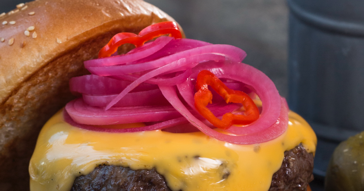 Slik lager du syltet rødløk med eplecidereddik Gilde