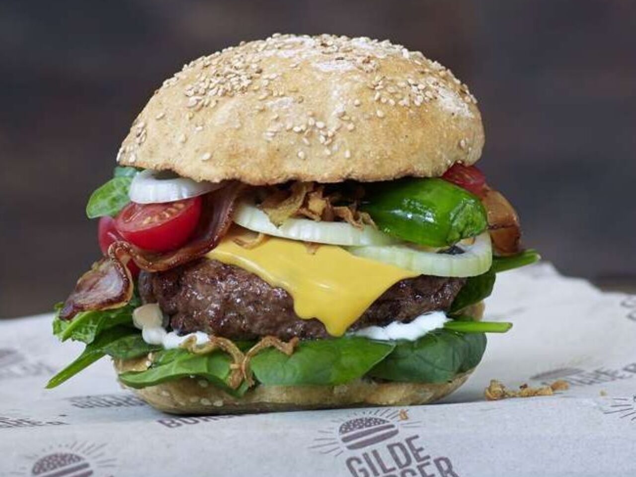 Gilde Hamburger Med Cheddarost Og Bbq Dressing