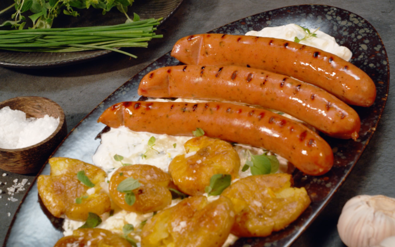 Bratwurst med knuste poteter og fetadipp