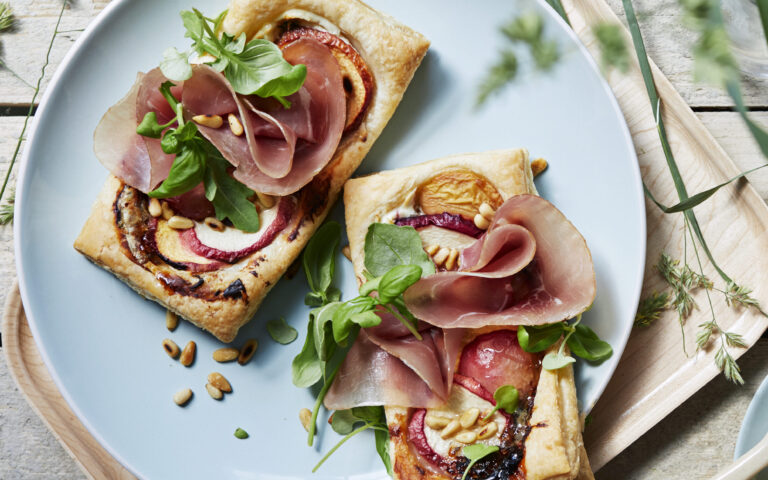 SpekeskinkButterdeigspai med spekeskinke, gorgonzola og honninge 2018 no023273 1