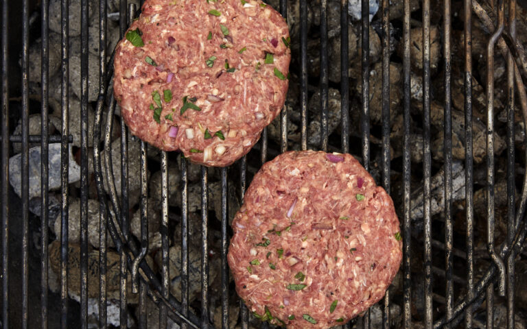 Hamburgere på kullgrill
