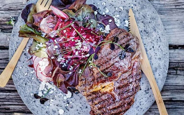 Entrecote med rodbettartar, salat og skjorost