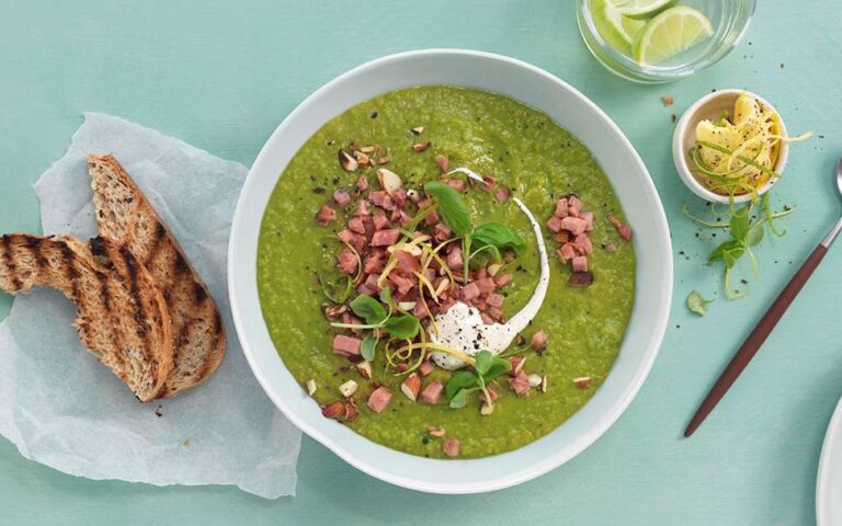 Ertesuppe med bacon og mandler