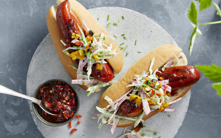 Grillede chorizo med coleslaw grilletmais og bbq saus