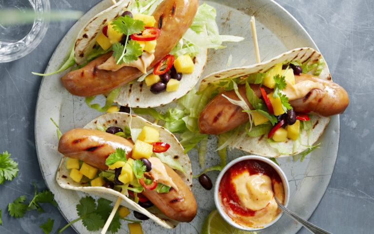 Grillede ostepolse i minitortillas med mangosalsa og srirachamajones