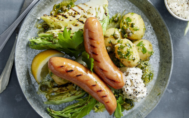 Grillede ostepolser med grillet nykal og potetsalat