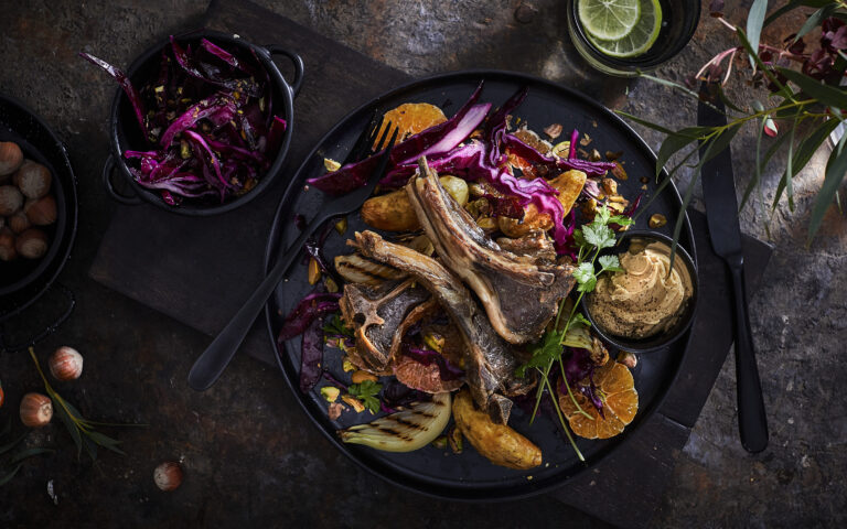 Grillet pinnekjott med rodkalsalat med pistasjnotter og klementin no025677