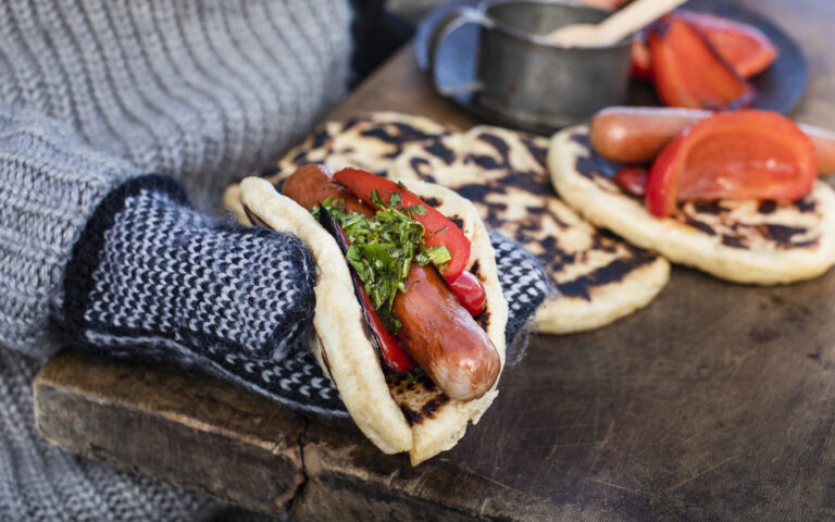 Grillpolse med nanbrod grillet paprika og gremulata no023037 jpg
