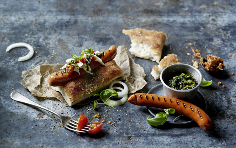 Grillpølse med italiensk tilbehør
