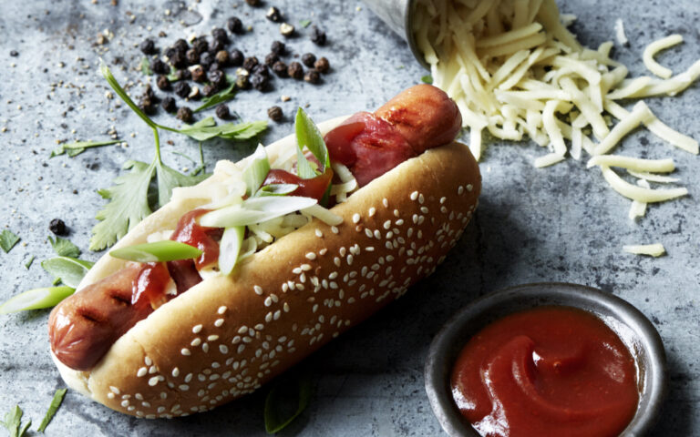 Grillpølse med surret med spekeskinke med vårløk, ost og bladpersille