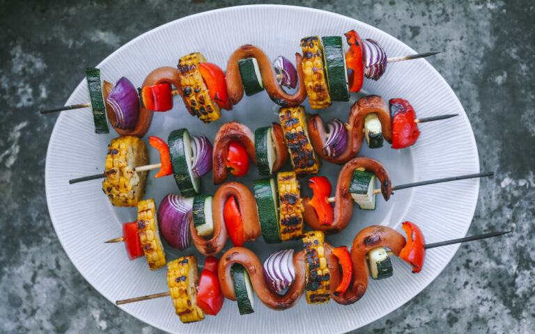 Grillspyd med polser og gronnsaker