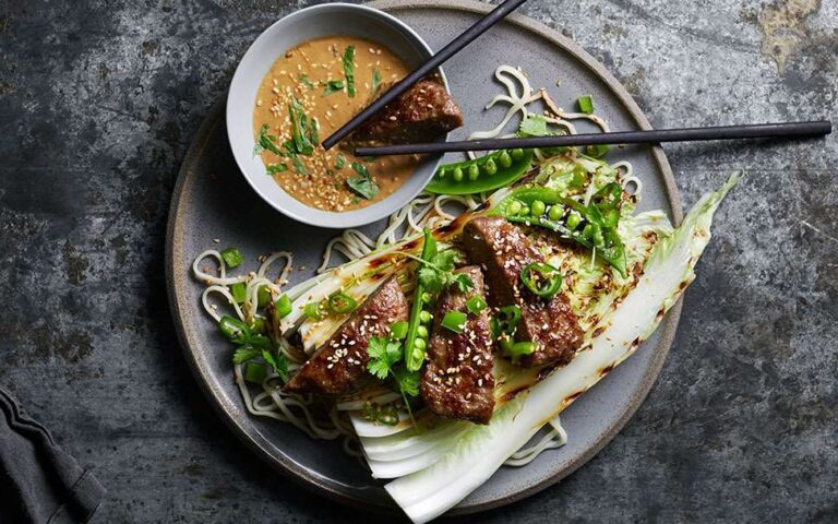 Karbonader med nudelsalat og peanuttsaus