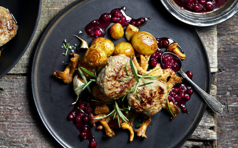 Kjottkaker-med-ovnsbakte-smapoteter-og-kantarellstuing