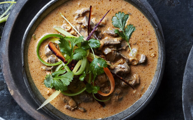 Lammecurry med crispy gront
