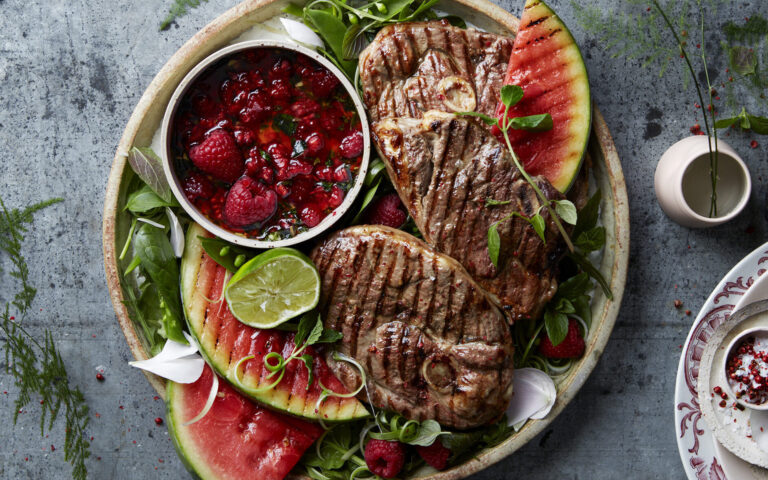 Lammerlar-i-skiver-med-sommersalat-og-bringebarsalsa