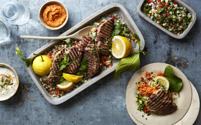 Lammeskiver av bog med tabbouleh