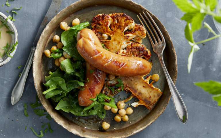 Ostepolser med ovnsbakt harissablomkal og kikertsalat no024880