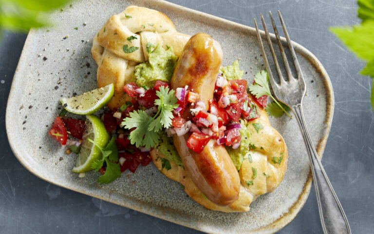 Ostepølser på flettedet pølsebrød med salsa og guacamola