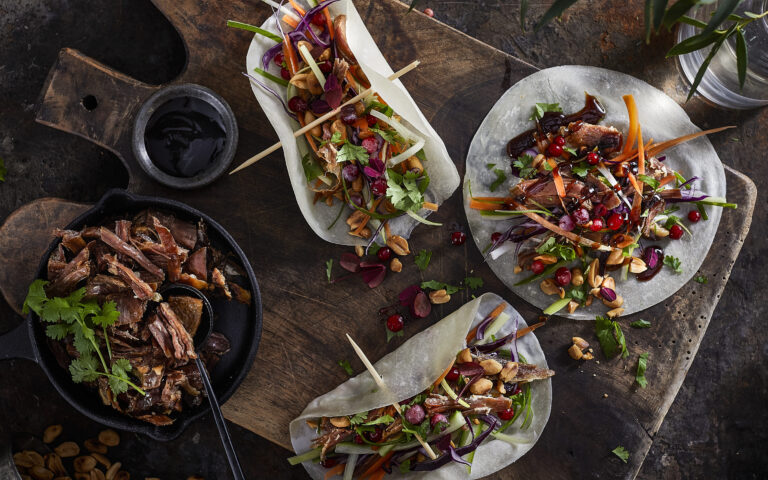 Ovnsgrillet pinnekjott crispy lamb med spro gronnsaker i pannekaker no025681
