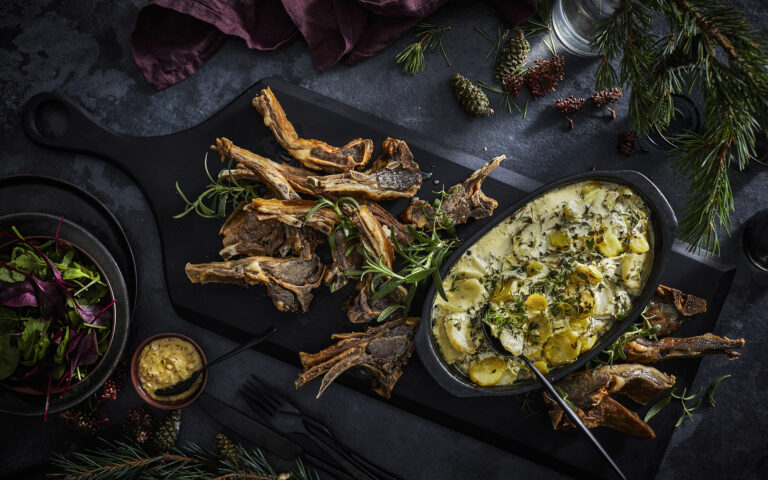 Pinnekjott med jordskokk og potetgrateng no025675
