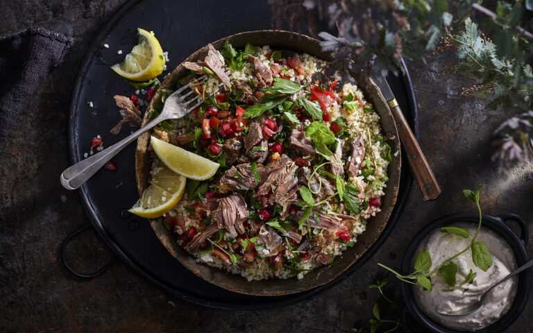 Pinnekjott rester med tabbouleh granateple og yoghurt dressing no025679