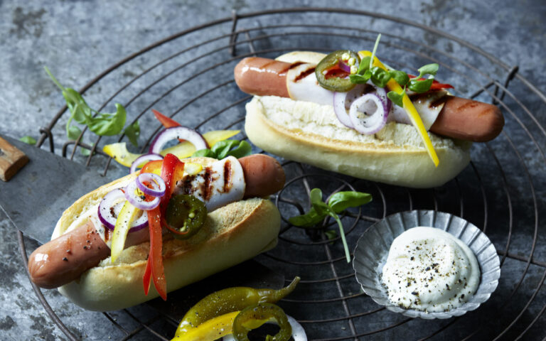 Pølse svøpt i røkt kalkunskinke med paprika, løk og jalapeños.