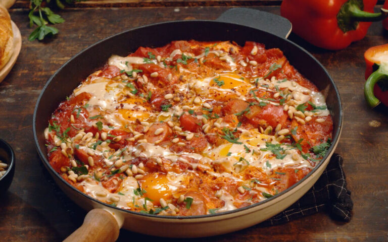 Shakshuka med cili og ostepølser