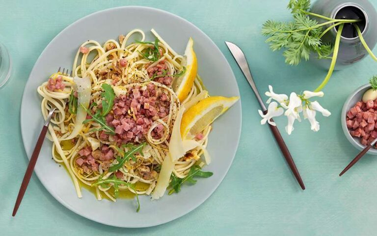 Sitruspasta med bacon og parmesan