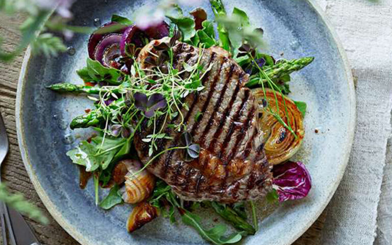 Entrecote med aspargis honningrillet lok og salat copy