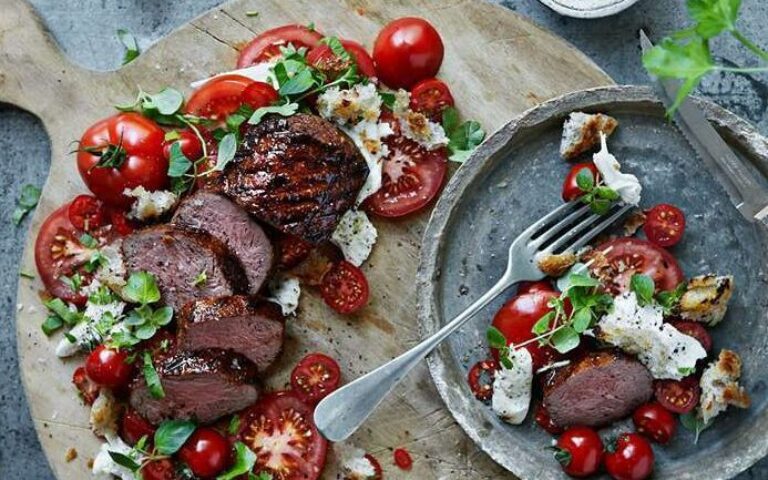 Helgrillet ytrefilet med tomat og mozarellasalt