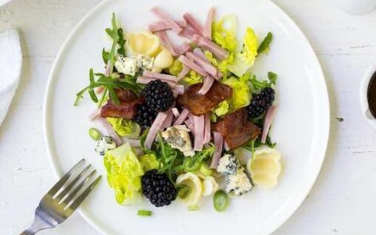 Pastasalat med skinke, bacon og blamuggost