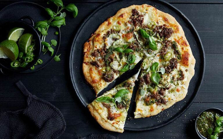 pizza med kjottdeig, squash og pesto