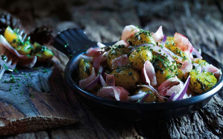 potetsalat med spekeskinke, eple og ramsløk