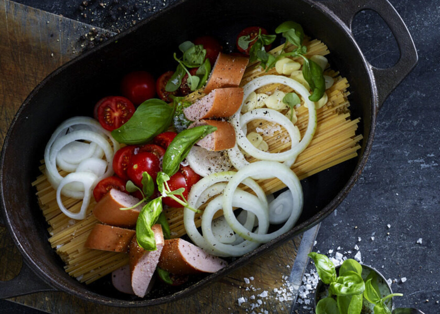 One pot gryte med pasta og pølse, i en sort gryte