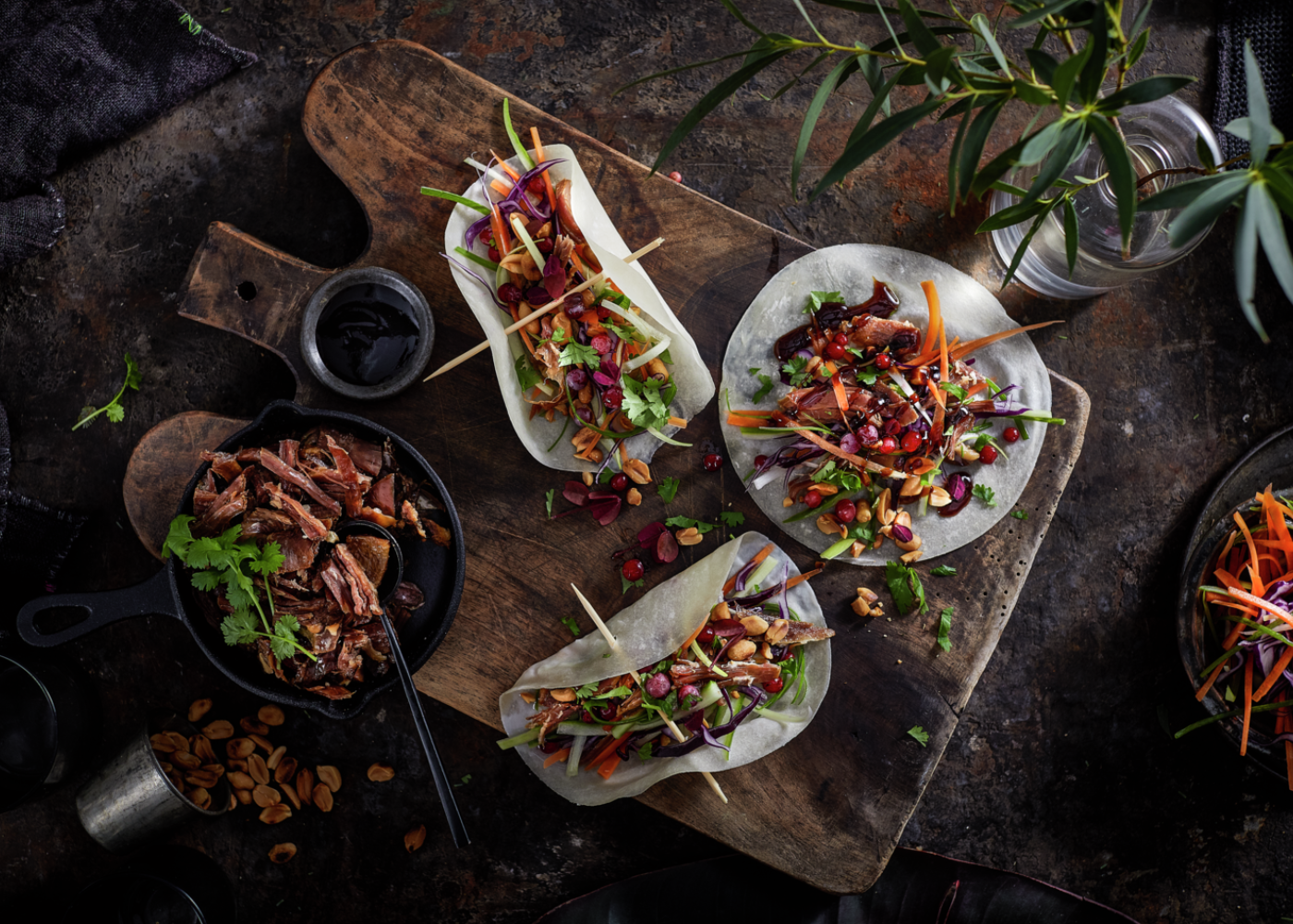 Ovnsgrillet pinnekjott crispy lamb med spro gronnsaker i pannekaker no025681