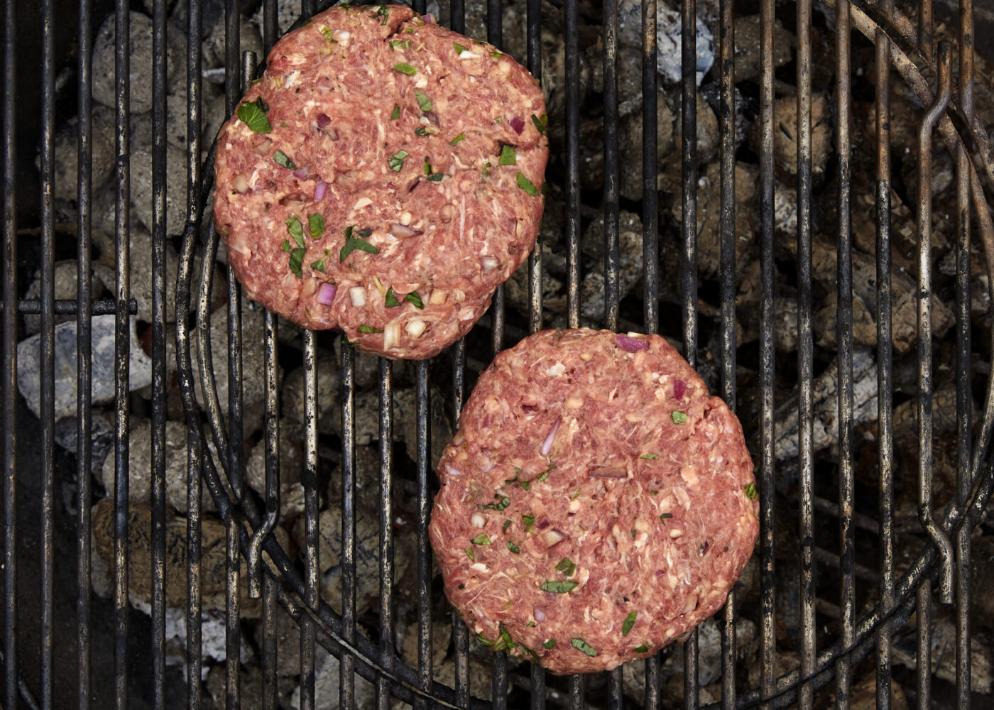 Hamburgere på kullgrill