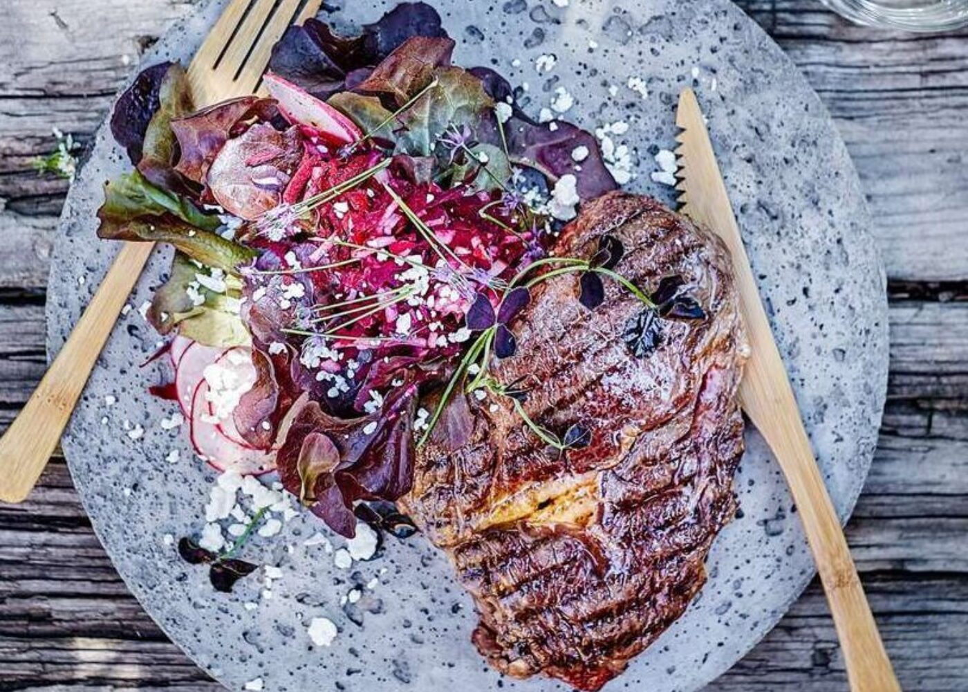 Entrecote med rodbettartar, salat og skjorost