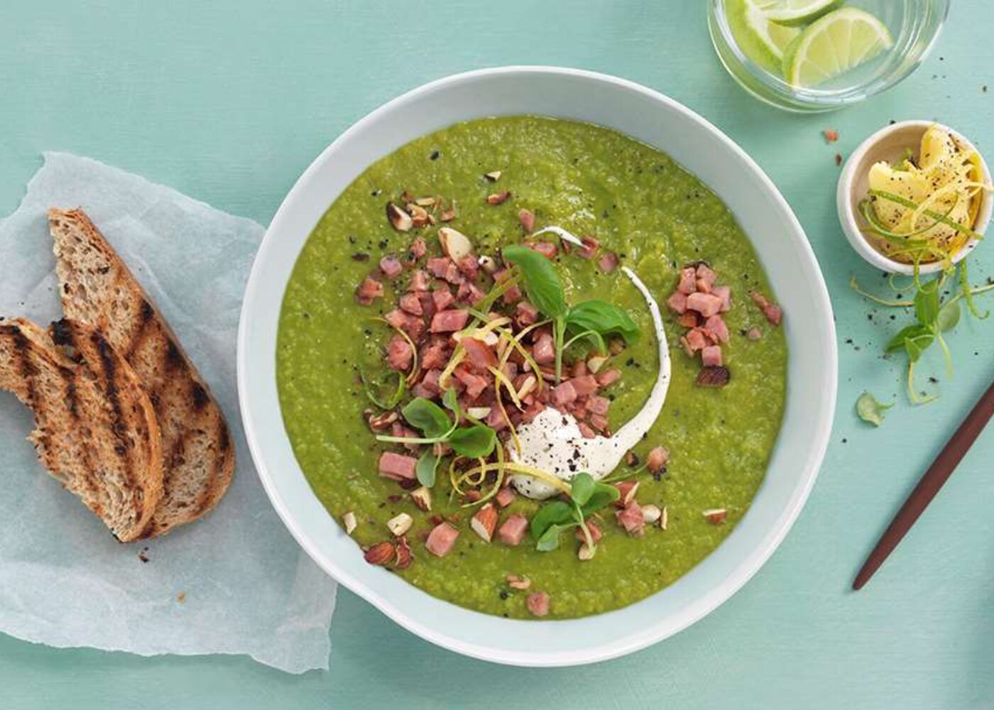 Ertesuppe med bacon og mandler