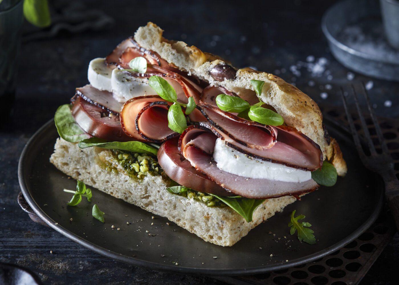 Focaccia med flammegrilla skinke, tomat og mozzarella
