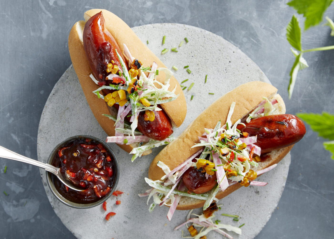 Grillede chorizo med coleslaw grilletmais og bbq saus