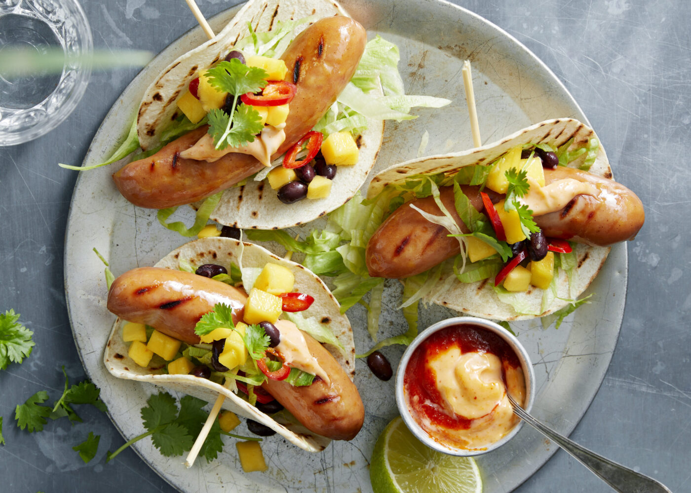 Grillede ostepolse i minitortillas med mangosalsa og srirachamajones