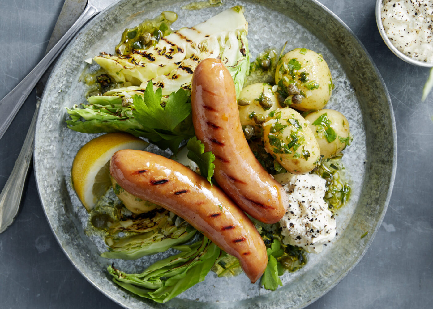 Grillede ostepolser med grillet nykal og potetsalat