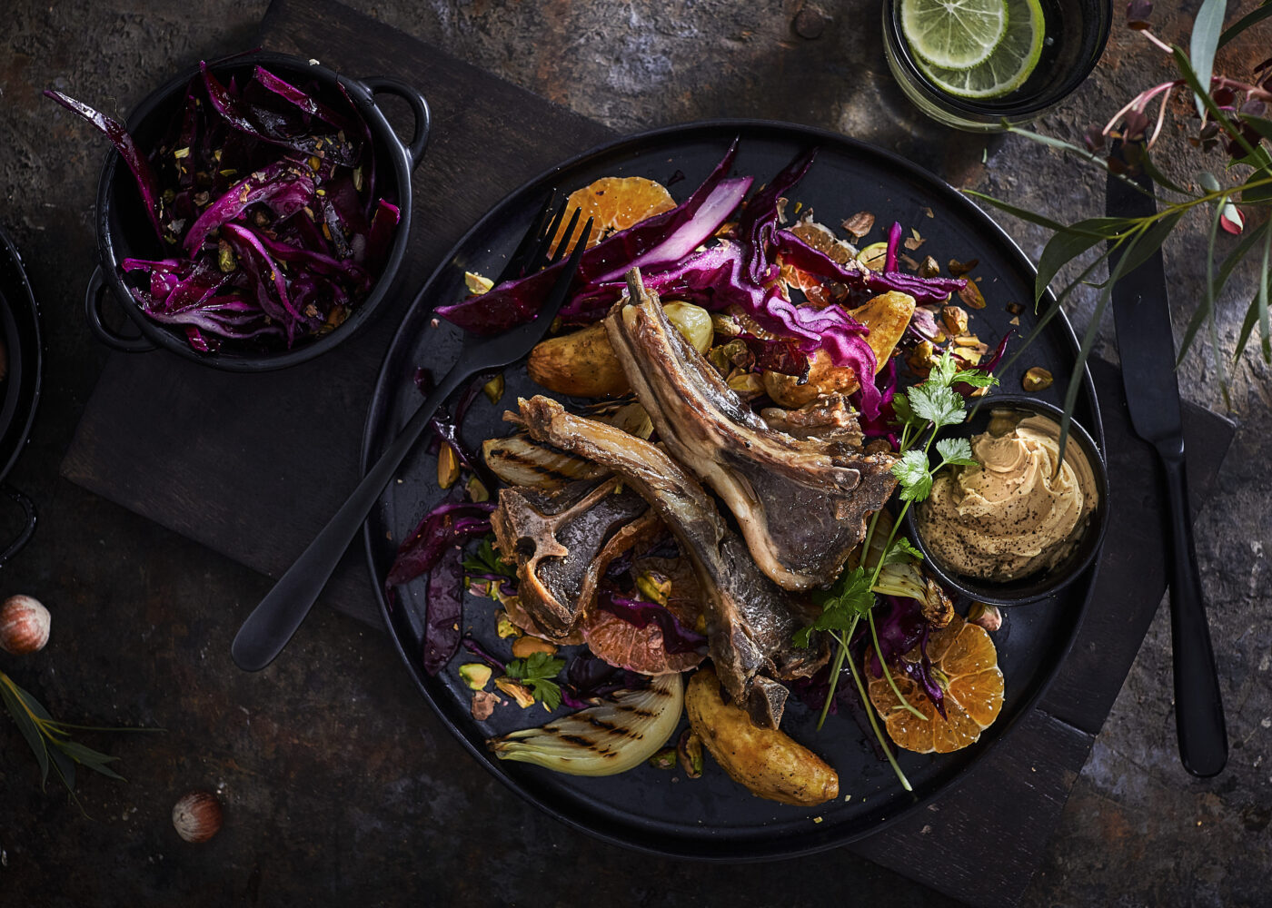 Grillet pinnekjott med rodkalsalat med pistasjnotter og klementin no025677