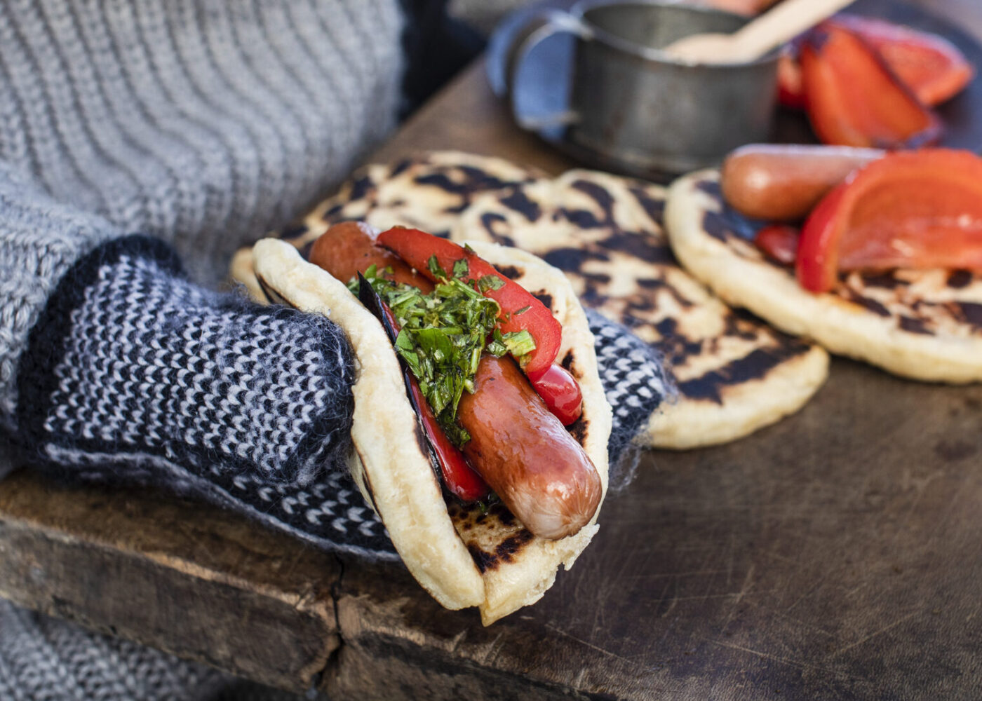 Grillpølse nanbrød, grillet og gremulata |