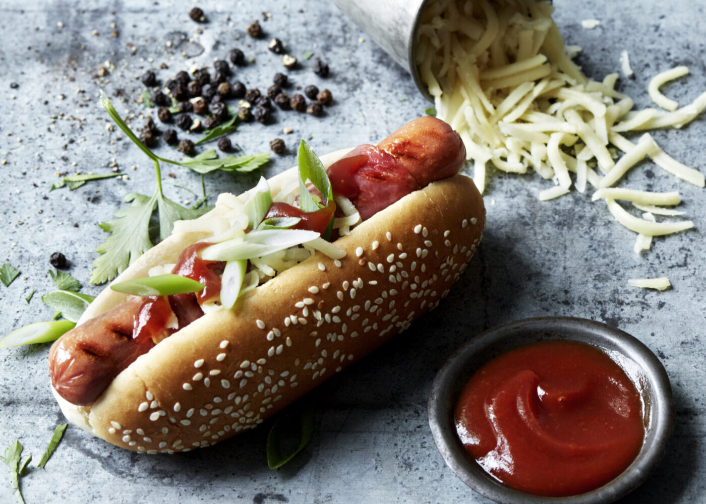 Grillpølse med surret med spekeskinke med vårløk, ost og bladpersille