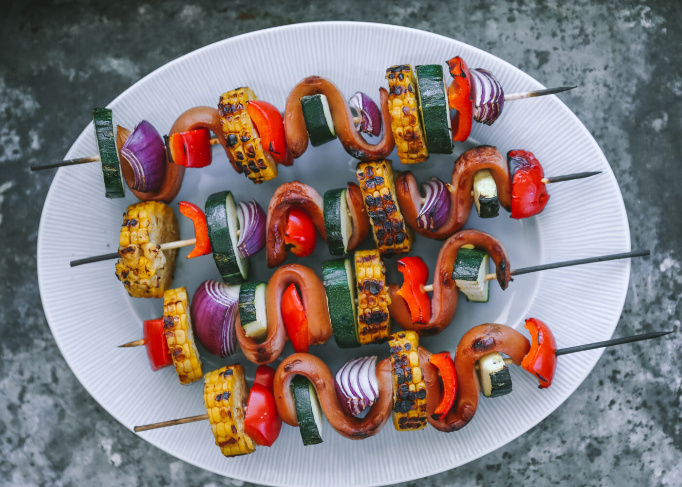 Grillspyd med polser og gronnsaker