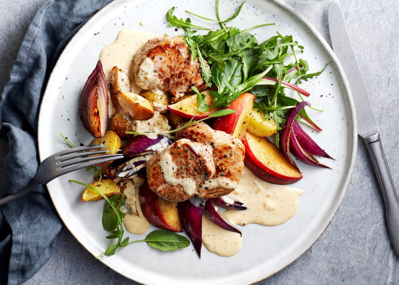 Indrefilet med smapoteter og eplesalat no026215