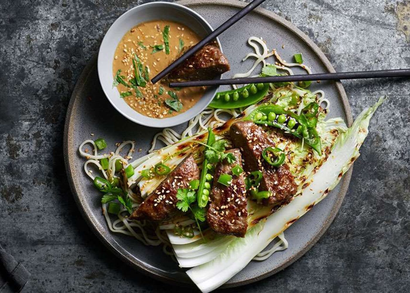 Karbonader med nudelsalat og peanuttsaus